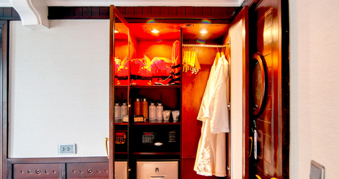 Deluxe-Cabin-The-Au-Co-Luxury-Cruise-Halong-Bay-closet.jpg